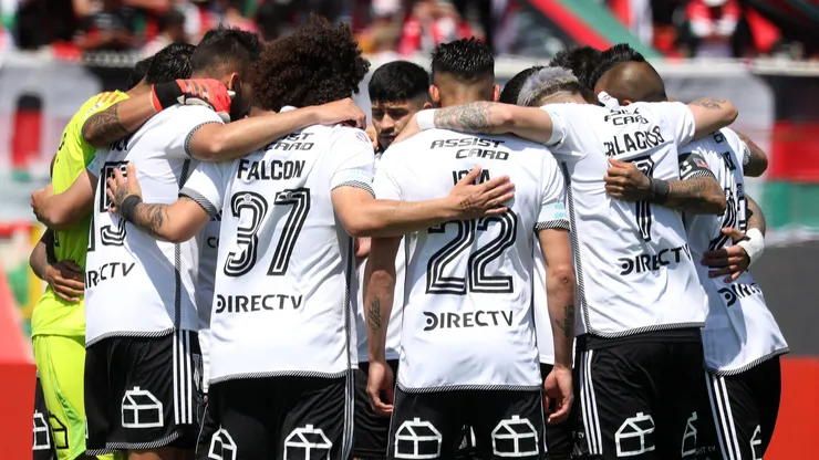 Un pie y medio fuera: Dos figuras de Colo Colo ven de lejos su renovación.