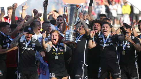 La emoción de Pavez al levantar la copa con Colo Colo