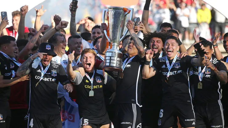 La emoción de Pavez al levantar la copa con Colo Colo