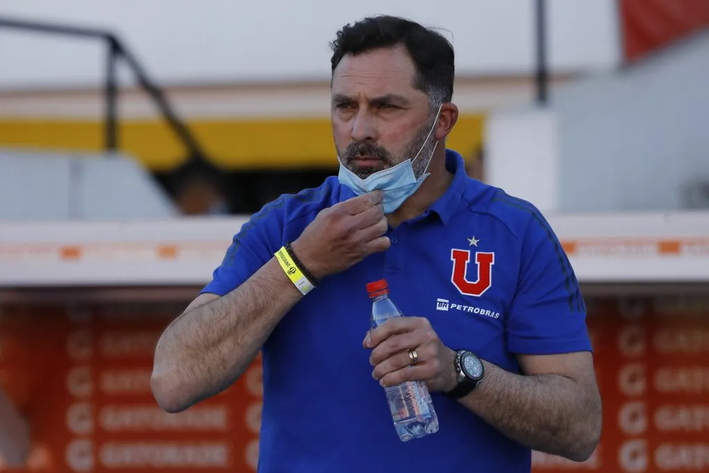El exestratega de la U que busca ganarle a Colo Colo para ayudar a los azules. 