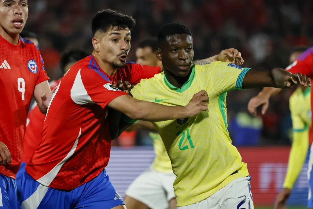 Williams Alarcón en el partido de Chile vs Brasil. (Foto: Photosport)