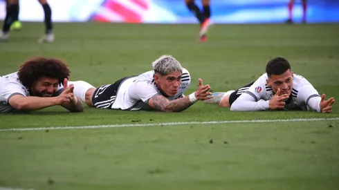 Maximiliano Falcón, Carlos Palacios y Lucas Cepeda festejan en la victoria de Colo Colo por 3-0 ante Deportes Iquique.