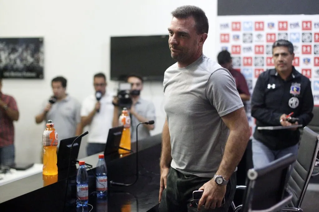 Pablo Guede en la sala de prensa del Estadio Monumental. (Foto: Photosport)