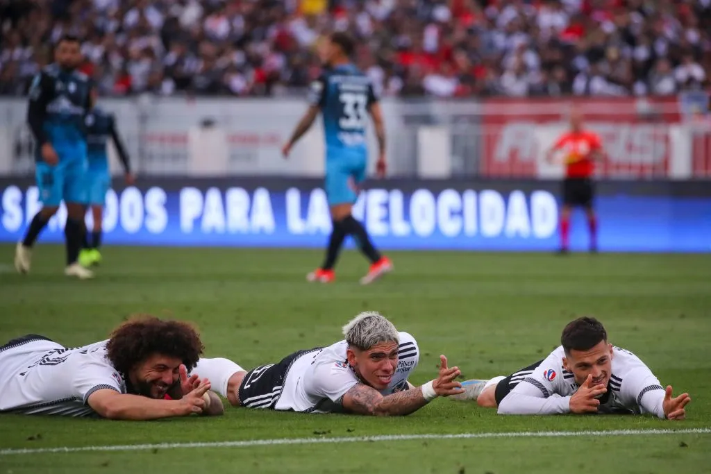 Los jugadores de Colo Colo celebrando el gol de Carlos Palacios.