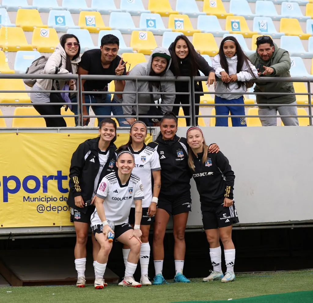 Jugadoras de Colo Colo femenino con los hinchas en Viña del Mar. (Foto: @ColoColoFem)