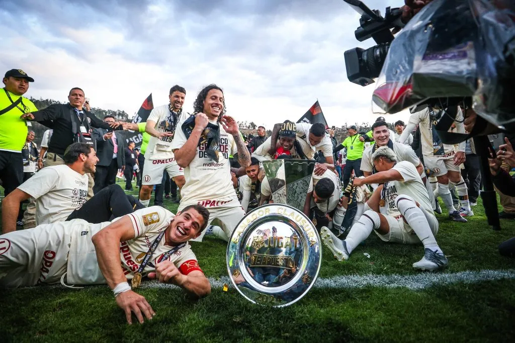Gabriel Costa celebrando el título en Perú. (Foto: @Universitario)