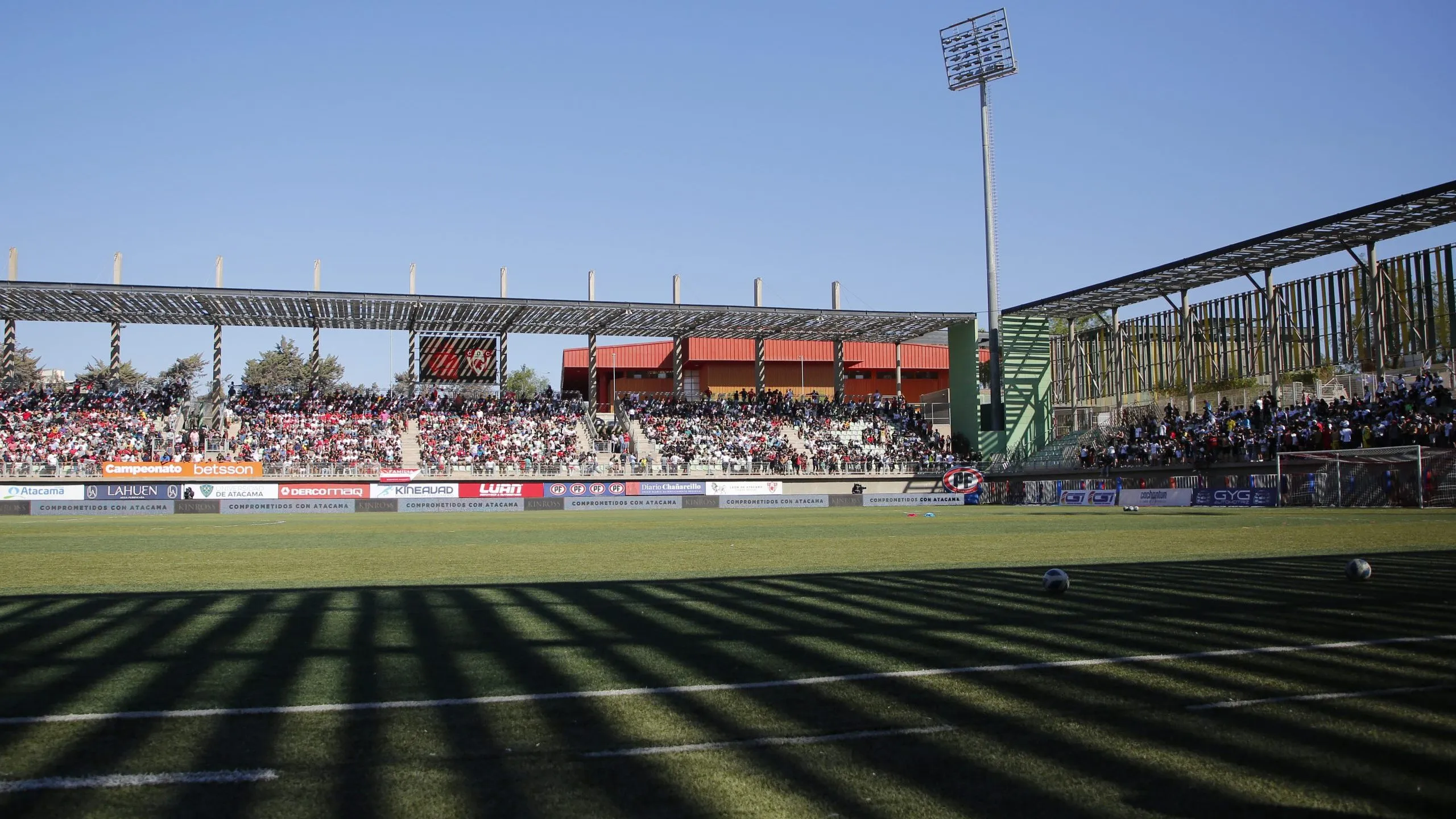 Colo Colo podría ser campeón en un estadio con sólo 300 hinchas albos de un aforo total de 6.510 espectadores | Foto: Photosport