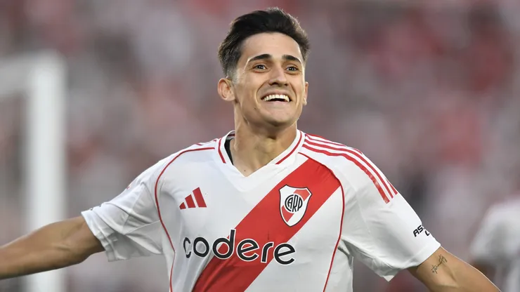 Pablo Solari se viste de héroe en Argentina