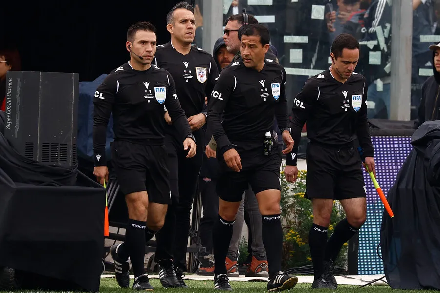Felipe González volverá a arbitrarle a Colo Colo en este 2024. Imagen: Dragomir Yankovic/Photosport