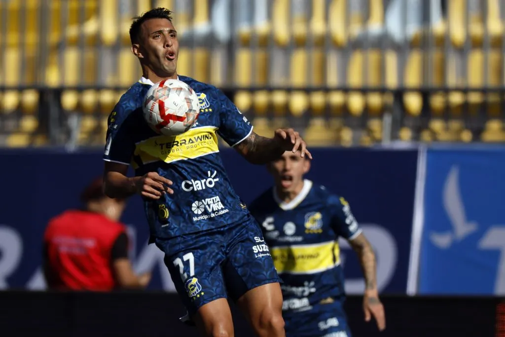 Rodrigo Conteras jugando con la camiseta de Everton