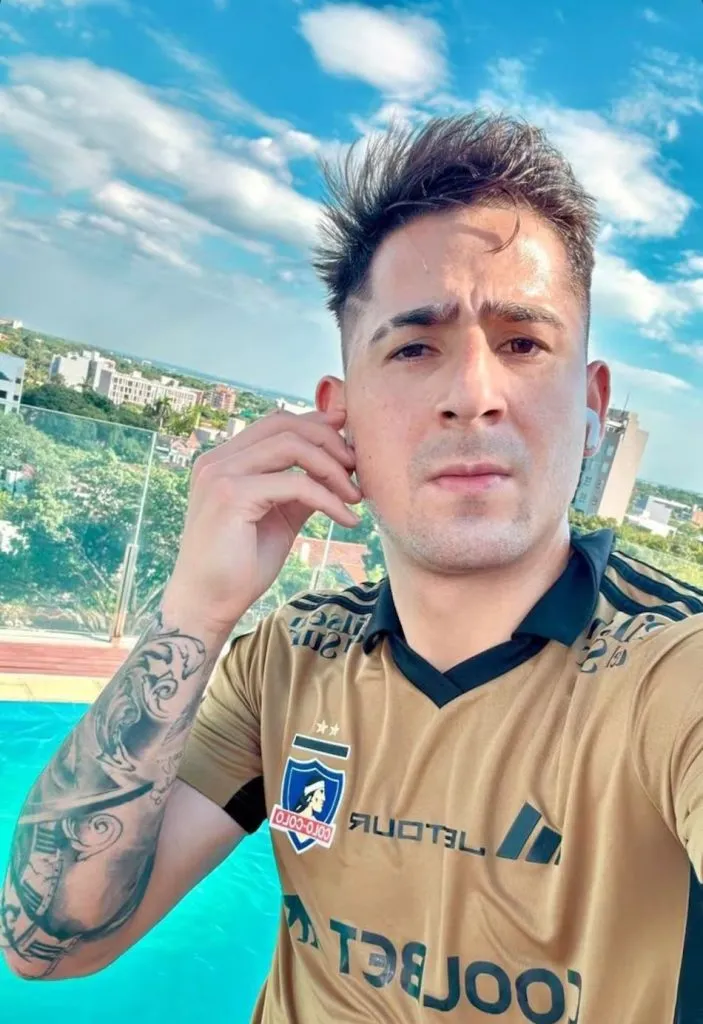 Paiva pasa sus vacaciones con la camiseta de Colo Colo