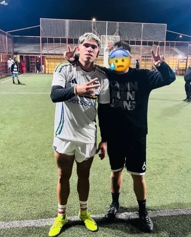 Carlos Palacios se prueba la camiseta de Boca Juniors.