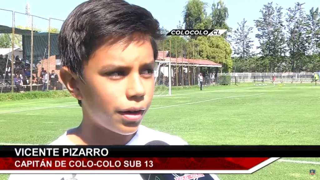 Vicente Pizarro habló en el debut de Madrid como DT de la sub 13 alba en 2025 | Foto: Colo Colo