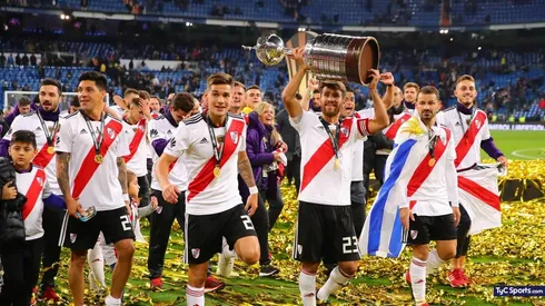 Ponzio con la Copa Libertadores conseguida en Madrid.