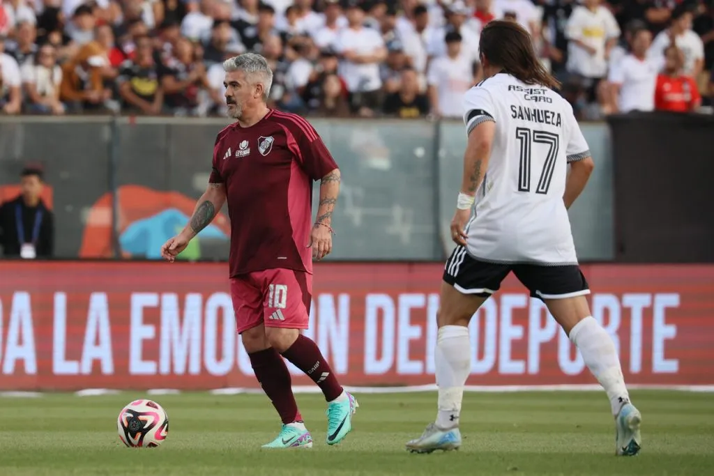 Arturo Sanhueza marcando a Ariel Ortega en el Colo Colo vs River. Imagen: Dragomir Yankovic/Photosport