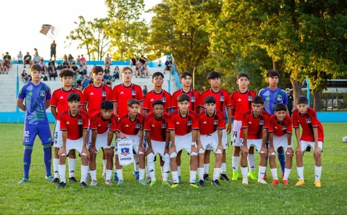 Bautista Correa (tercero de abajo, de derecha a izquierda), hace su camino en el fútbol en las inferiores de Colo Colo