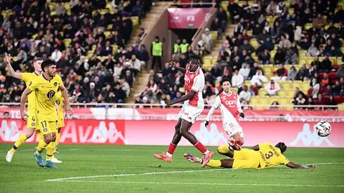Suazo realiza gran gesto con hincha de Colo Colo en partido del Toulouse.