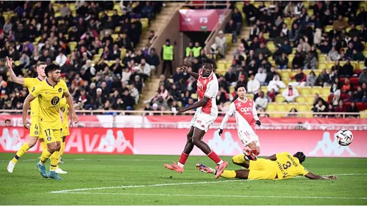 Suazo realiza gran gesto con hincha de Colo Colo en partido del Toulouse.