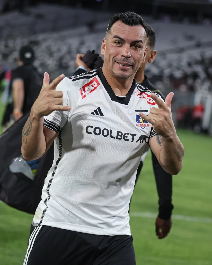 Esteban Paredes volvió a ponerse la camiseta de Colo Colo