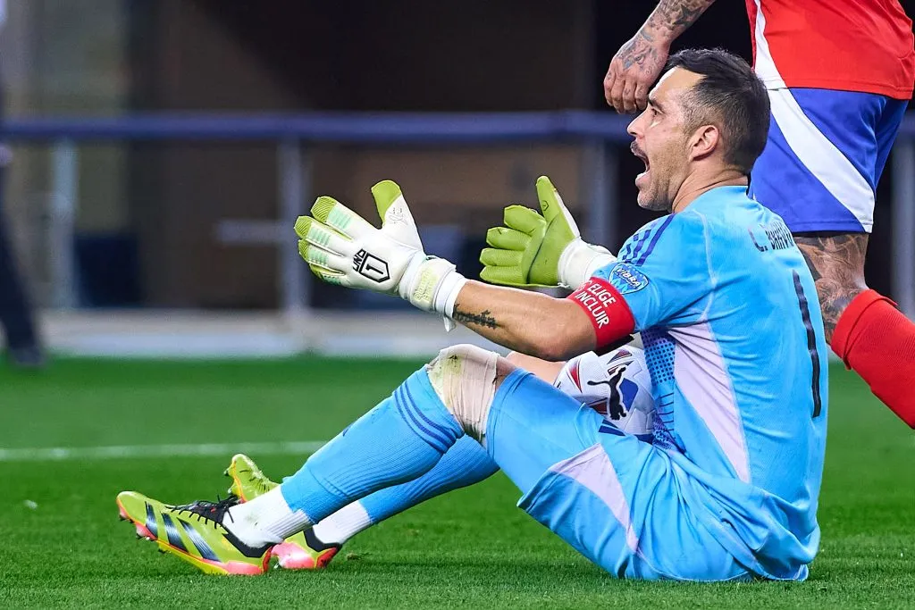 Claudio Bravo es una de las tantas opciones que baraja el Cacique para reemplazar a Brayan Cortés.