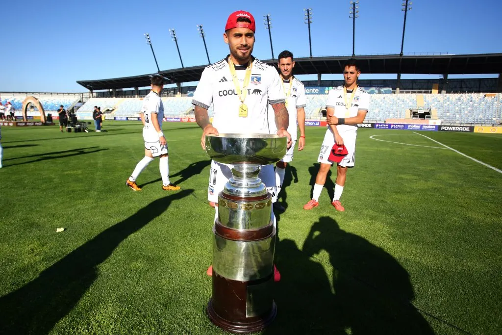 Marcos Bolados con el trofeo de la Supercopa. (Foto: Photosport)