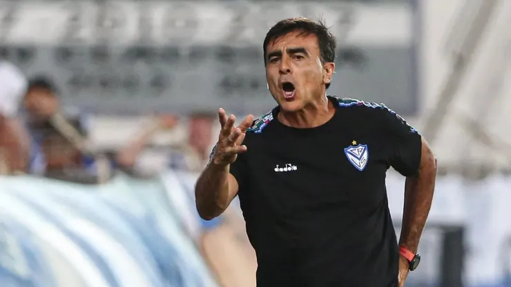 Gustavo Quinteros podría ser campeón en Argentina