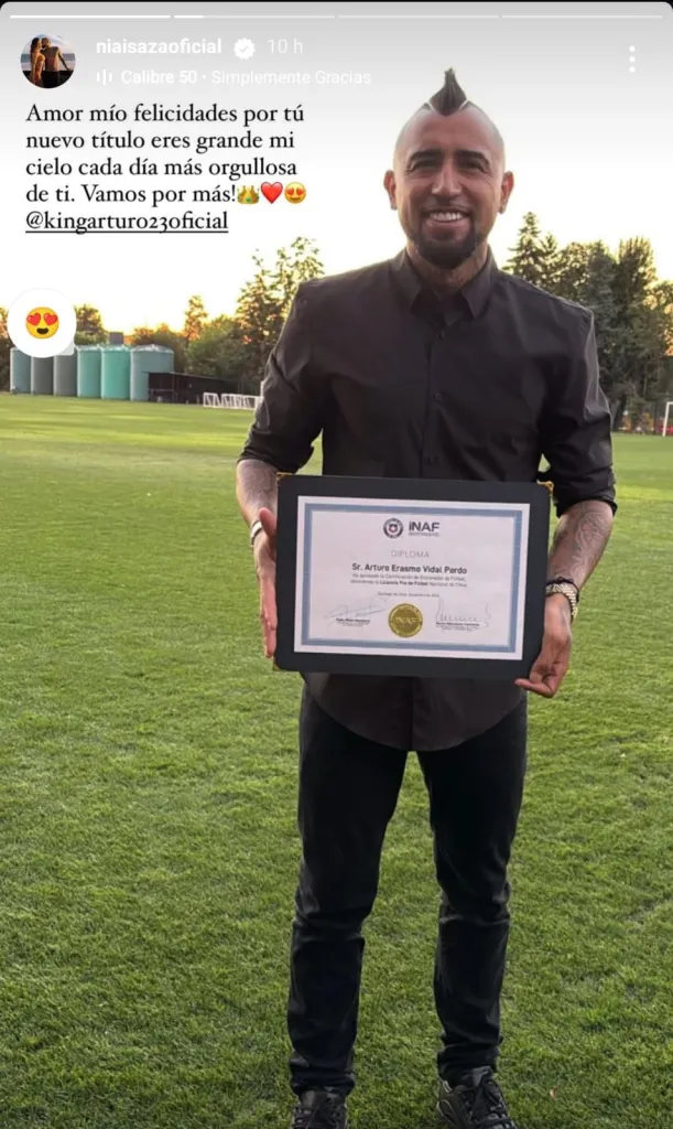 Arturo Vidal con su título de DT. 