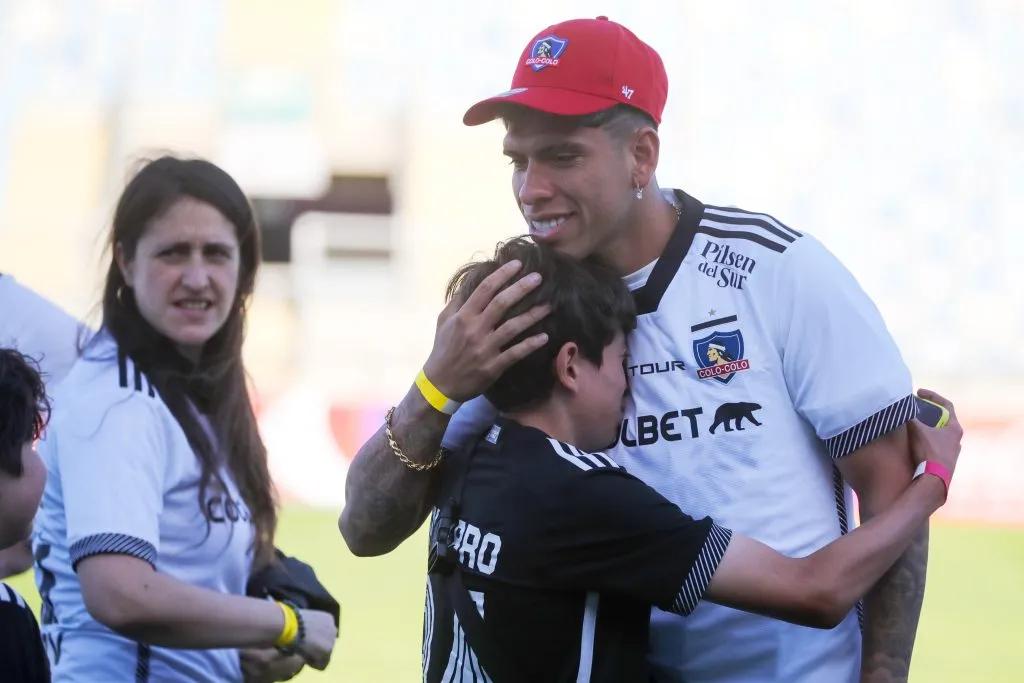 Carlos Palacios junto a un pequeño hincha de Colo Colo. (Foto: Photosport)