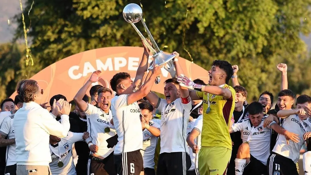 Jugadores de la Proyección levantando el trofeo de campeones. (Foto: colocolofutboljoven)
