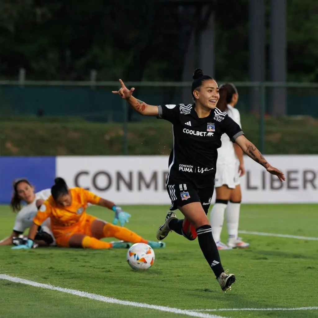 Acevedo y su gesto colocolino con la mano, tras su gol en la Libertadores Femenina | Foto: Colo Colo Femenino
