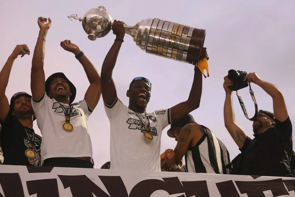 Luiz Henrique con Botafogo celebrando el título de Copa Libertadores. (Foto: Getty Images)
