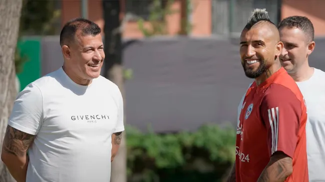 Jorge Almirón y Arturo Vidal a inicios del 2024.