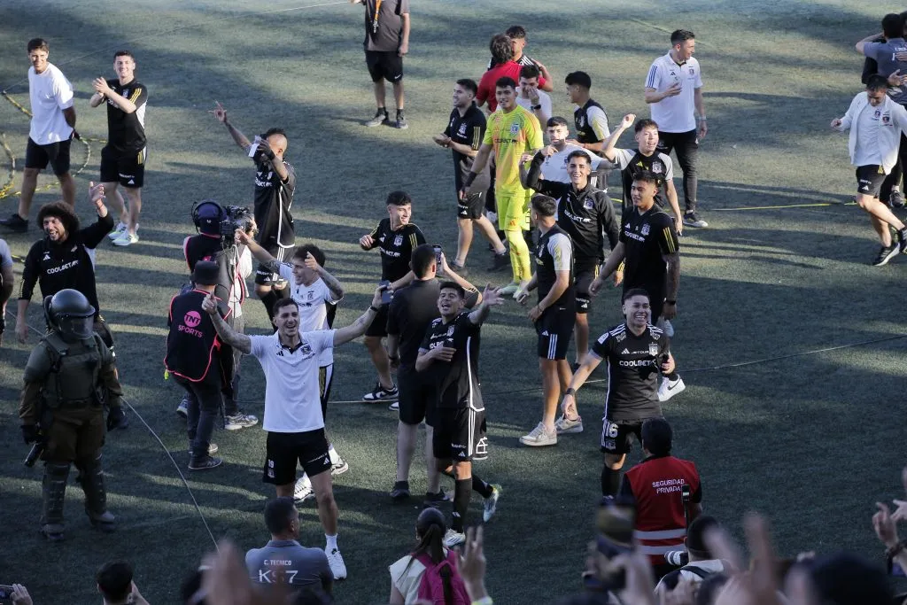 Jugadores de Colo Colo celebrando el título en Copiapó. (Foto: Photosport)