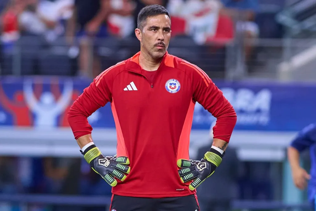 Gonzalo Fierro quiere a Claudio Bravo para el arco de Colo Colo en 2025. Imagen: Jonathan Duenas/Mexsport/Photosport