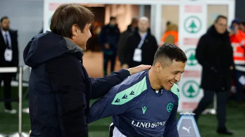 Alexis Sánchez estuvo convocado ante Napoli pero no ingresó. En la previa, el Niño Maravilla se saludó con Antonio Conte, su exentrenador en Inter.