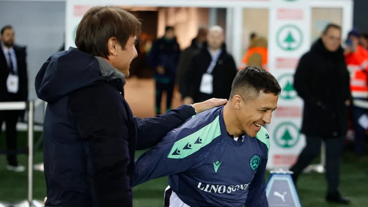 Alexis Sánchez estuvo convocado ante Napoli pero no ingresó. En la previa, el Niño Maravilla se saludó con Antonio Conte, su exentrenador en Inter.