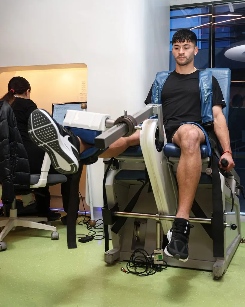 Cristián Riquelme en sus revisiones médicas. (Foto: Colo Colo)