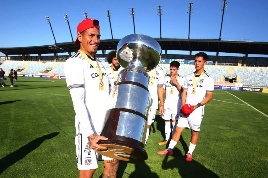 Alan Saldivia con el trofeo de la Supercopa. Imagen: Photosport.
