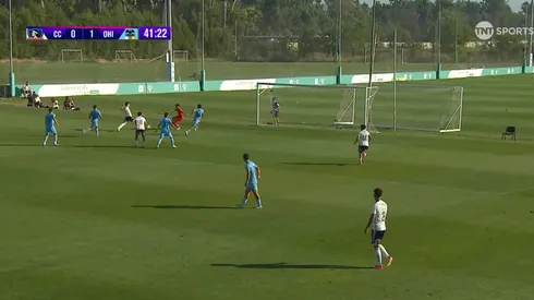 Leandro Hernández define en la Supercopa ante O'Higgins.