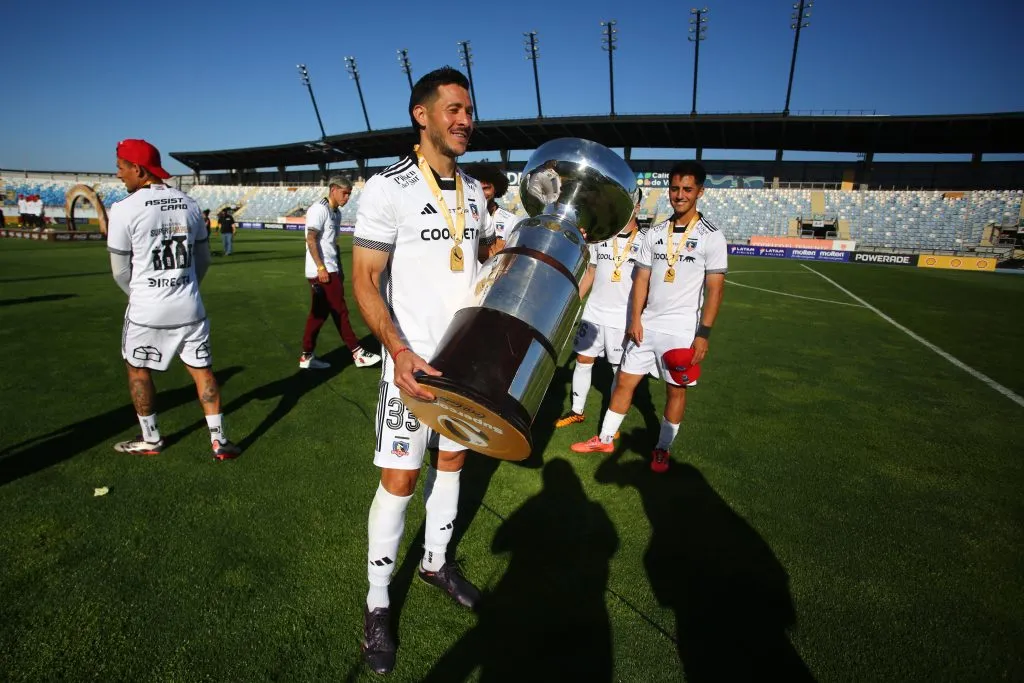 Ramiro González con el trofeo de la Supercopa. (Foto: Photosport)