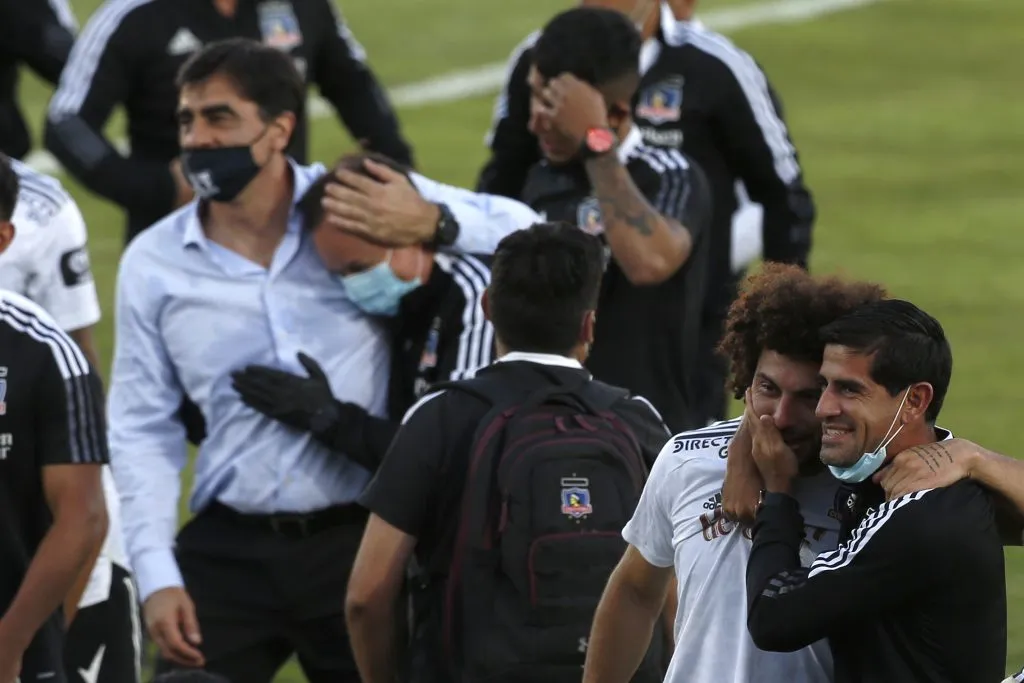 Julio Barroso junto a Maximiliano Falcón en el partido de la salvación. (Foto: Photosport)