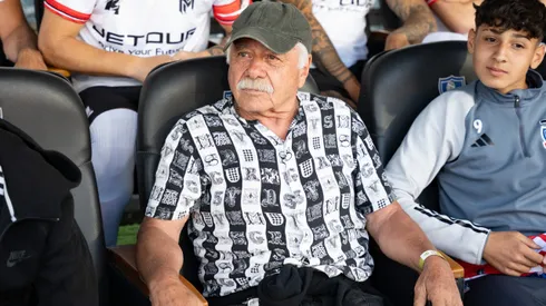 Carlos Caszely se mostró muy afectado por la tragedia de Colo Colo. | Imagen: Guille Salazar.