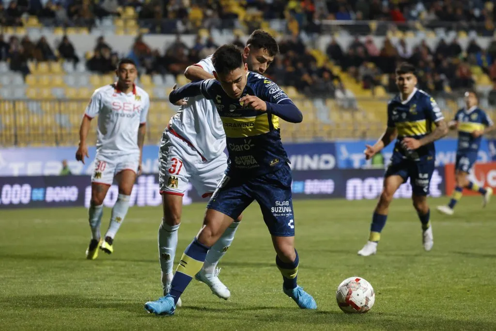 Jeyson Rojas enfrentando a Joan Cruz. (Foto: Photosport)