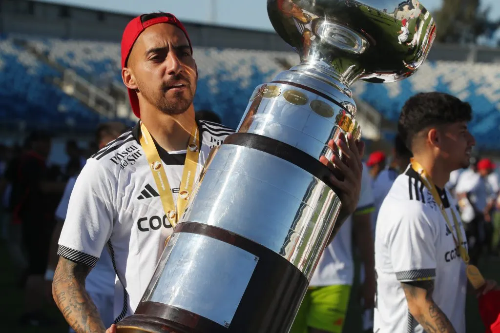 Javier Correa con el trofeo de la Supercopa. (Foto: Photosport)