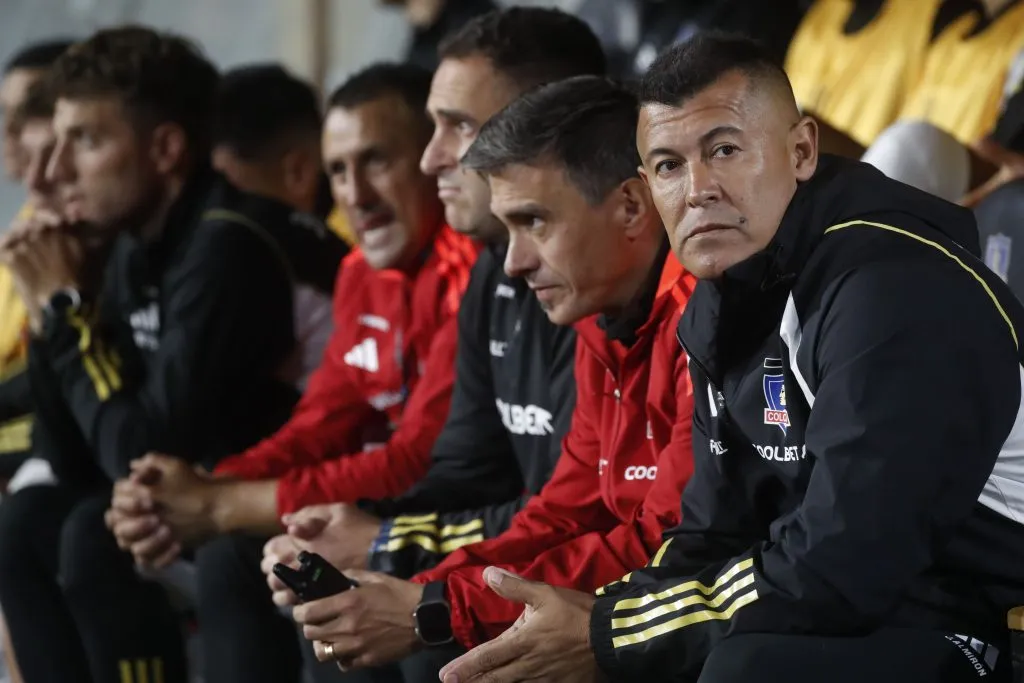 Si se aprueba en la ANFP, Almirón podría tener más suplentes en la banca el próximo año | Foto: Photosport