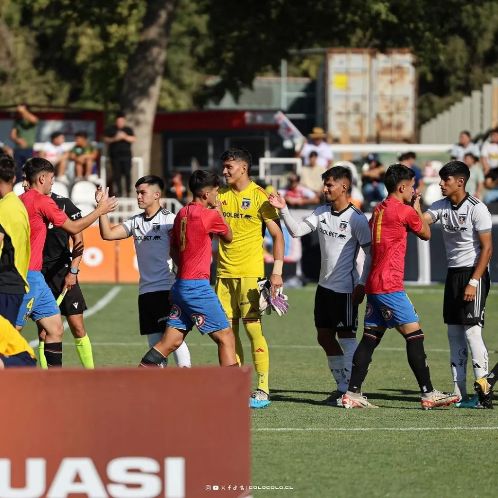 Jugadores de Colo Colo y Unión Española saludándose previo al partido. (Foto: colocolofutboljoven)