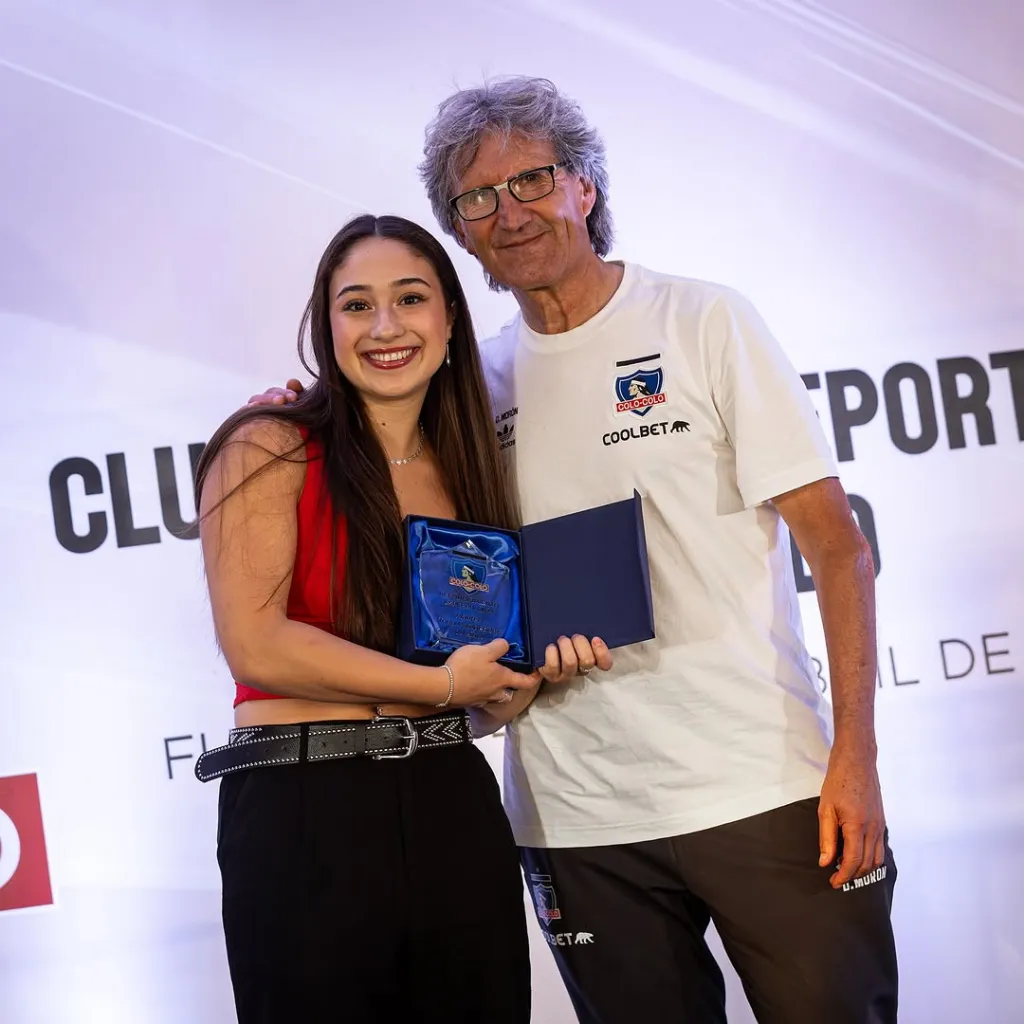 Rafaela del Campo, jugadora de vóleibol, recibe el premio