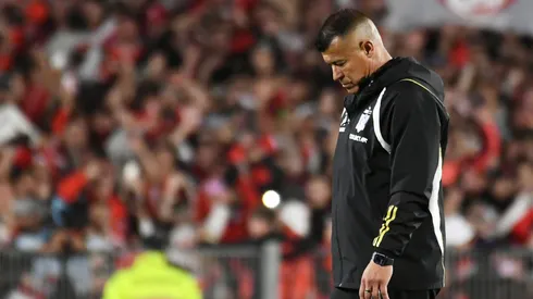 Baja en el cuerpo técnico de Colo Colo: Jorge Almirón pierde a uno de sus ayudantes.