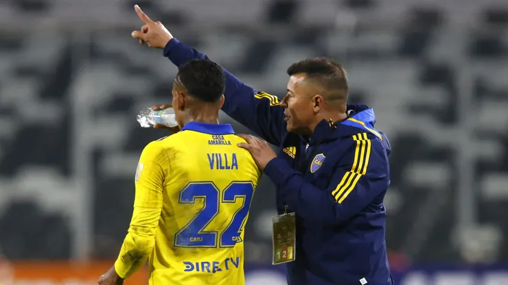 Jorge Almirón le pasa la pelota a Colo Colo por la llegada de Sebastián Villa.