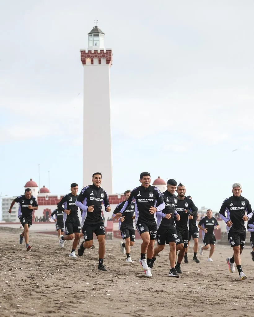 Jugadores trotando por la playa. (Foto: Colo Colo)